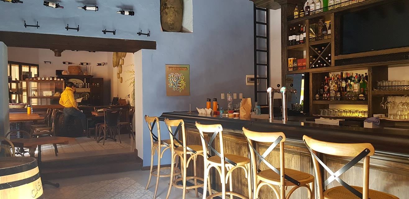 Interior de Pancracio con barra y mesas